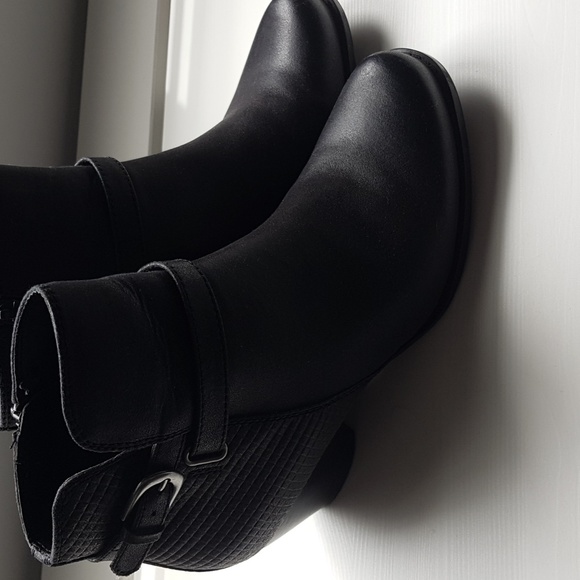 Boots - Picture 6 of 8